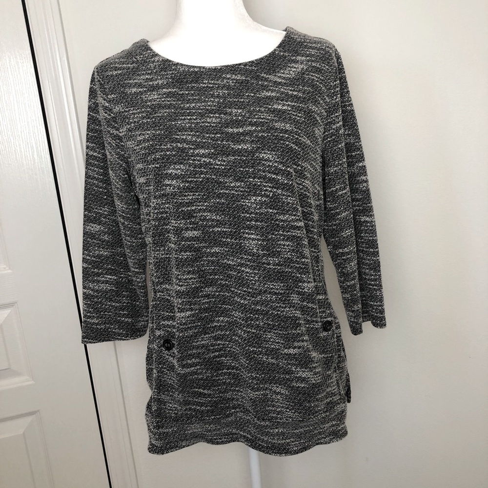 Carolyn Taylor Black & White sweater style top with 3/4 length sleeves